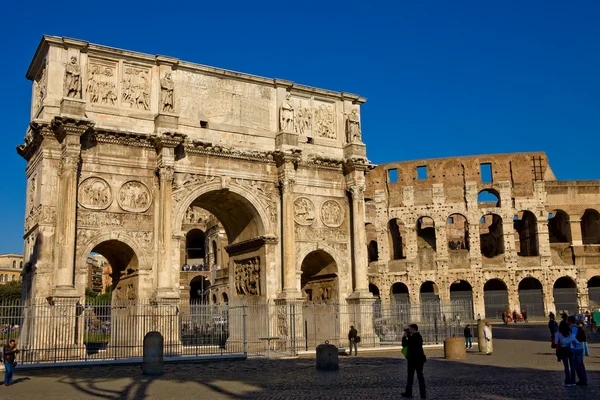 罗马竞技场和 constantines 拱 — 图库照片