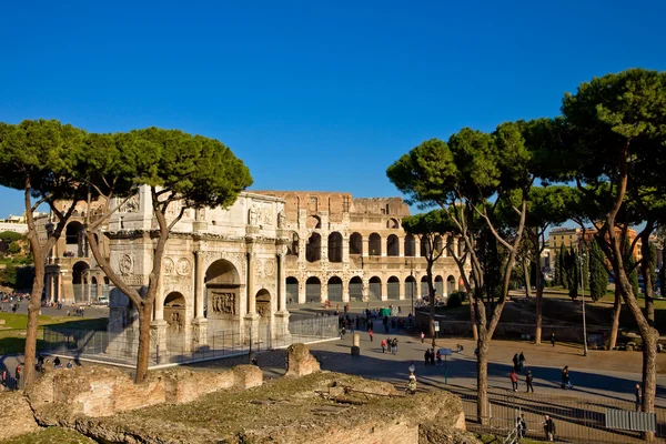 Colosseum and Constantines Arch — Stock Photo, Image