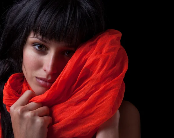 Meisje met rode sjaal — Stockfoto
