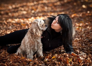 kız ve Amerikan cocker spaniel