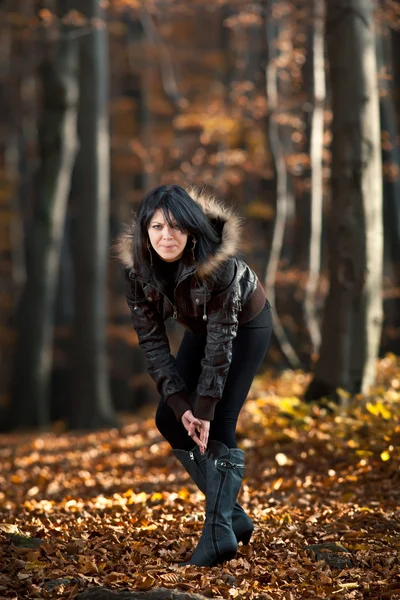 Fiatal nő őszi erdőben — Stock Fotó