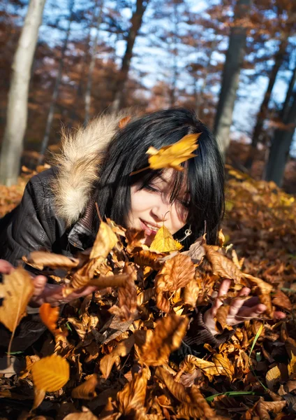 Γυναίκα που παίζει με τα Φθινοπωρινά φύλλα — Φωτογραφία Αρχείου