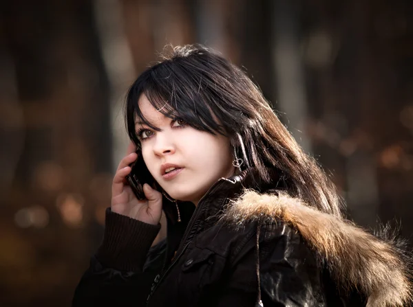 Mujer joven con teléfono celular — Foto de Stock