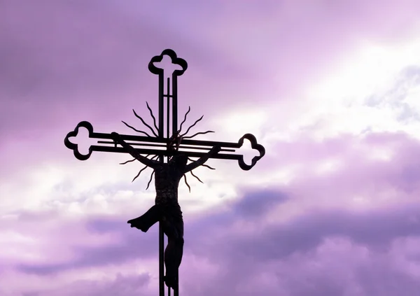 Krzyż sylwetka fioletowy niebo — Zdjęcie stockowe