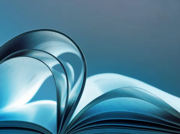 Libro aperto su sfondo blu — Foto Stock