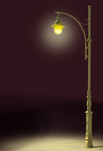 Lâmpada de rua brilha na escuridão — Fotografia de Stock