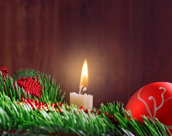 Kerstmis bauble takje en kaars — Stockfoto