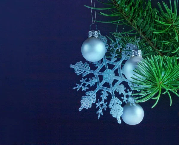 Kerstdecoratie met zilveren bauble — Stockfoto