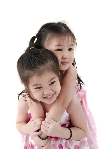 Δύο μικρά κορίτσια που μοιράζονται ένα μήλο — Φωτογραφία Αρχείου