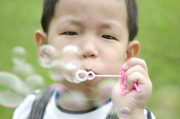 Asyalı çocuk üfleme sabun köpüğü — Stok fotoğraf