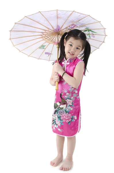 Pequeña chica oriental en vestido chino tradicional cheongsam con —  Fotos de Stock