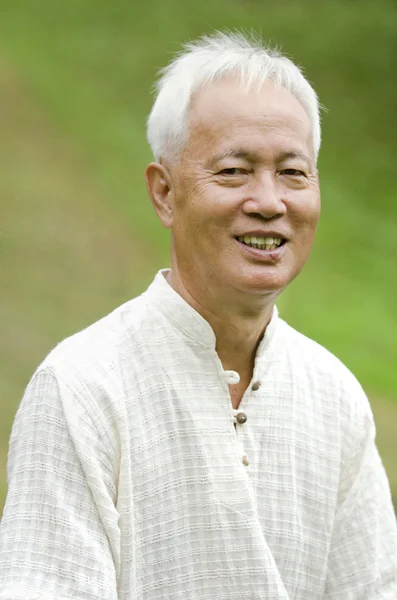 Azjatycki senior zewnątrz — Zdjęcie stockowe