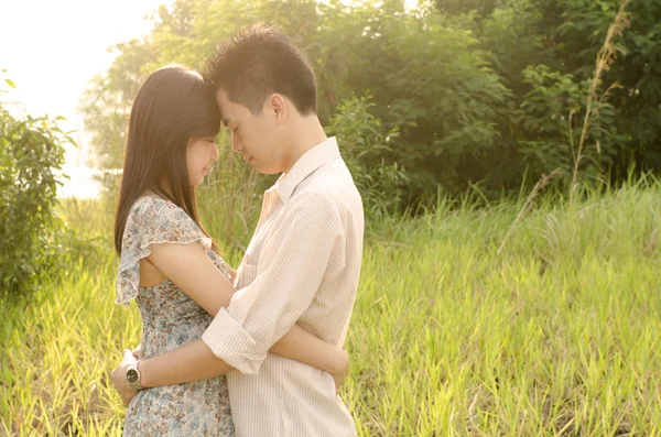 Romantický asijský pár — Stock fotografie