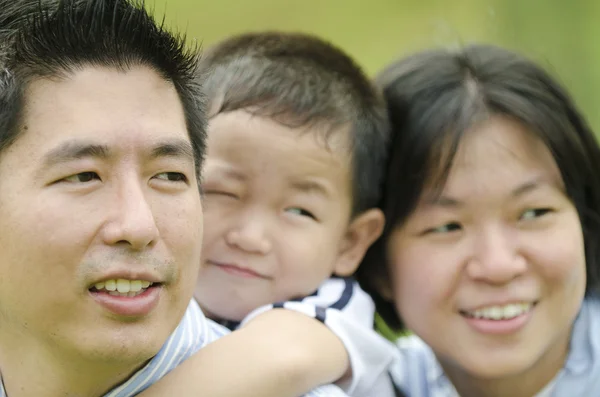 Gelukkig aziatisch familie — Stockfoto