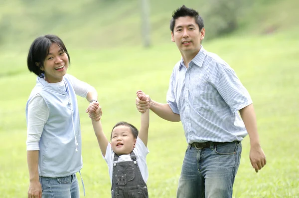 Família asiática alegre no parque — Fotografia de Stock