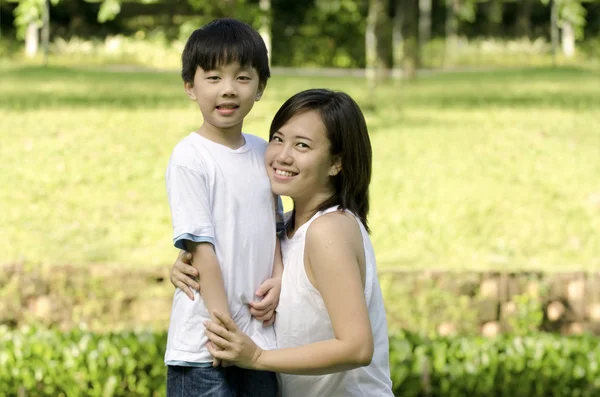 Azjatycki matka i syn — Zdjęcie stockowe