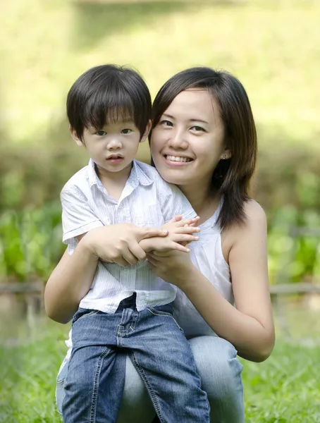 Asiatische Mutter und Sohn — Stockfoto
