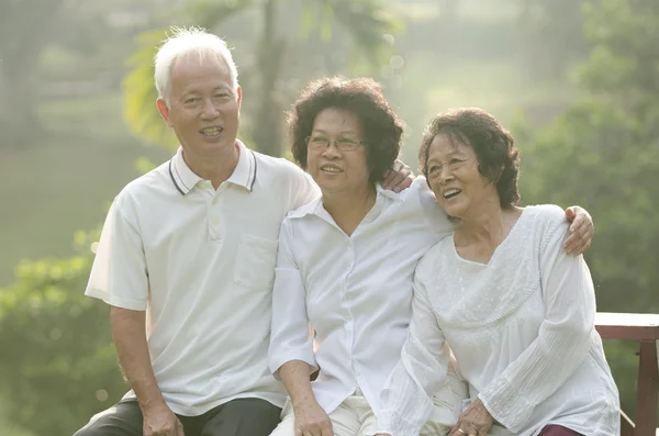 Aziatische senior volwassen familie met buiten achtergrond — Stockfoto