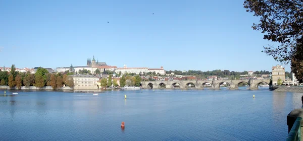 Paesaggio di Praga con Moldava e Grad — Foto Stock