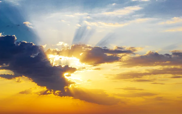 Dramatyczne niebo zdjęcie ze słońcem — Zdjęcie stockowe