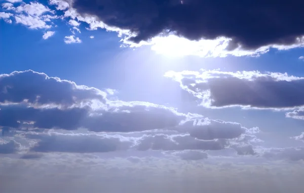 Foto drammatica del cielo con il sole — Foto Stock