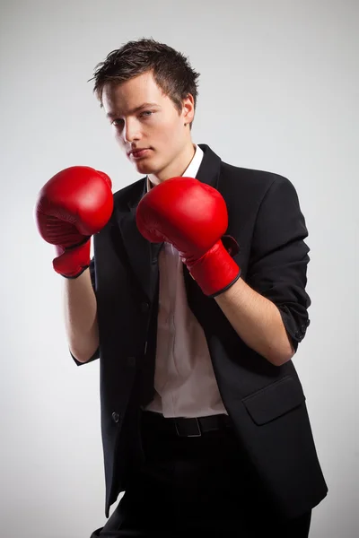 Uomo d'affari con guanti da boxe. — Foto Stock
