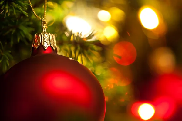 Χριστουγεννιάτικο στολίδι με φωτιζόμενο δέντρο στο παρασκήνιο, αντίγραφο χώρου — Φωτογραφία Αρχείου