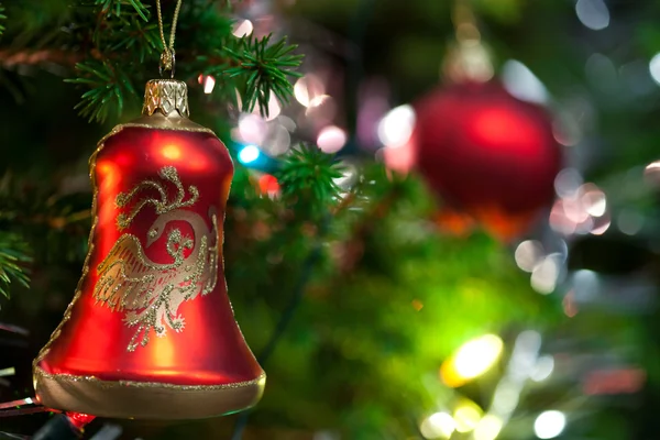Χριστουγεννιάτικο στολίδι με φωτιζόμενο δέντρο στο παρασκήνιο, αντίγραφο χώρου — Φωτογραφία Αρχείου