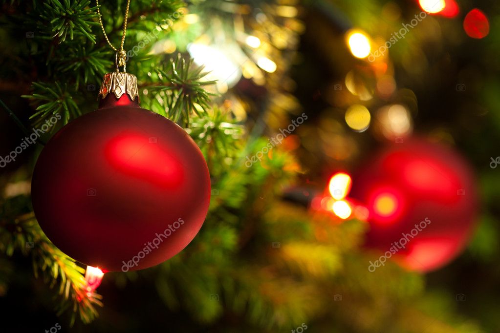 Kerst ornament met verlichte boom in achtergrond, kopie ruimte ... Kerst ornament met verlichte boom in achtergrond, kopie ruimte ...