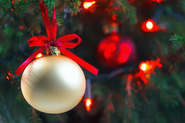 Kerst ornament met verlichte boom in achtergrond, kopie ruimte — Stockfoto