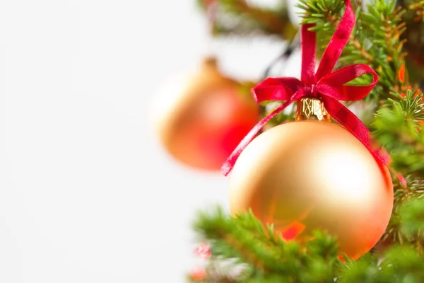 Adorno de Navidad con árbol iluminado en el fondo, Copiar espacio —  Fotos de Stock