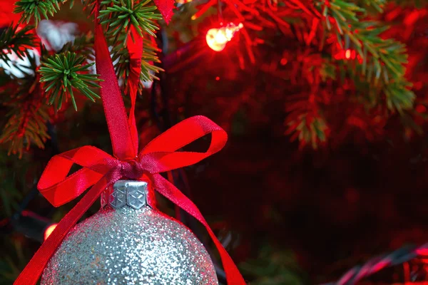 Рождественский орнамент с зажженной елкой на заднем плане, скопировать пространство — стоковое фото