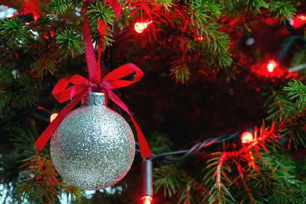 Adorno de Navidad con árbol iluminado en el fondo, Copiar espacio —  Fotos de Stock