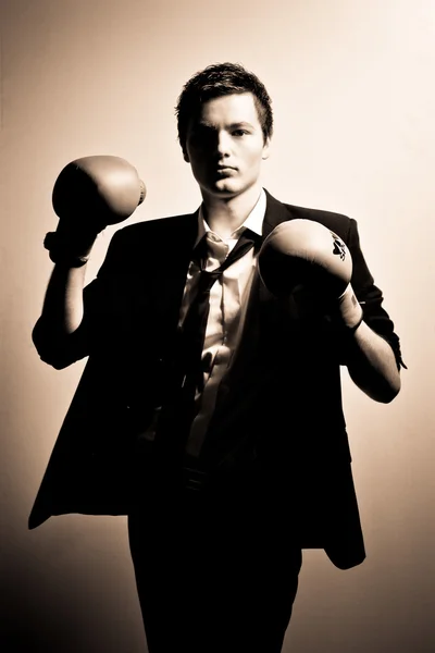 Affärsman med boxningshandskar. — Stockfoto