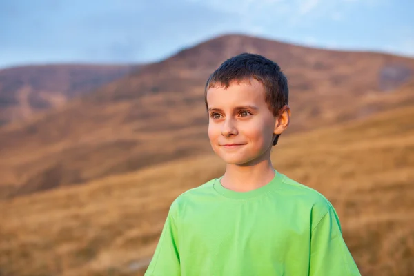 Retrato de um menino nas montanhas — Fotografia de Stock