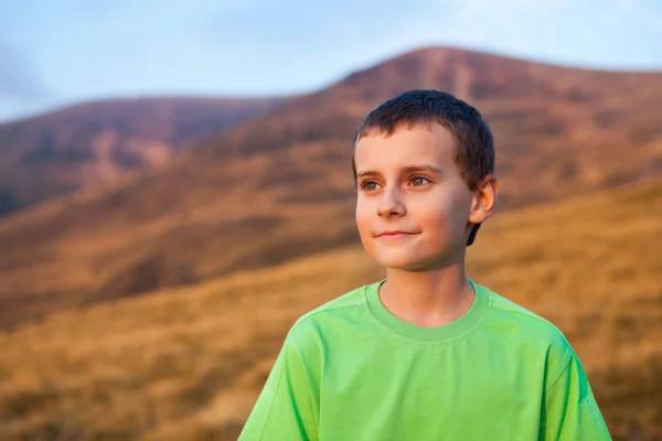 Dağların üstünde bir oğlan portresi — Stok fotoğraf