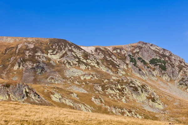 Krajobraz z iezer szczytem gór maczeta w Rumunii — Zdjęcie stockowe