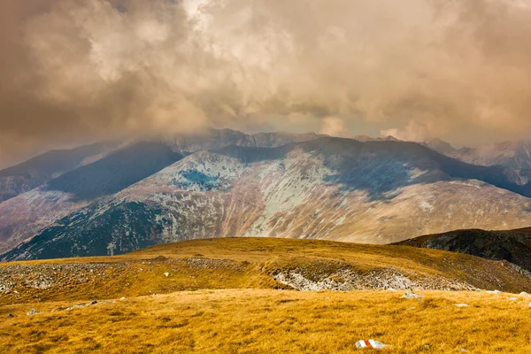 Paesaggio con montagne Parang in Romania — Foto Stock