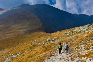 Anne ve oğlu dağlara hiking