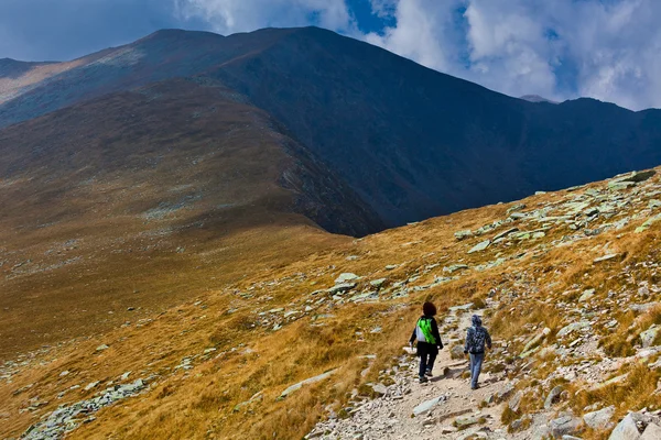 Matka i syn piesze wycieczki w góry — Zdjęcie stockowe