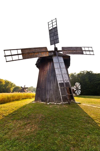 Muinainen tuulimylly replica — kuvapankkivalokuva