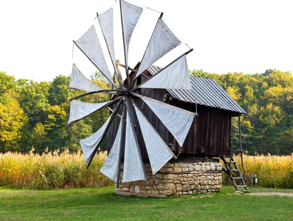 Antica replica mulino a vento — Foto Stock