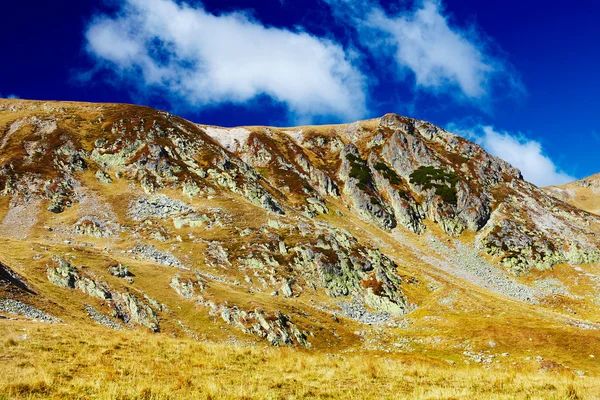 Krajina s iezer vrchol parang pohoří v Rumunsku — Stock fotografie