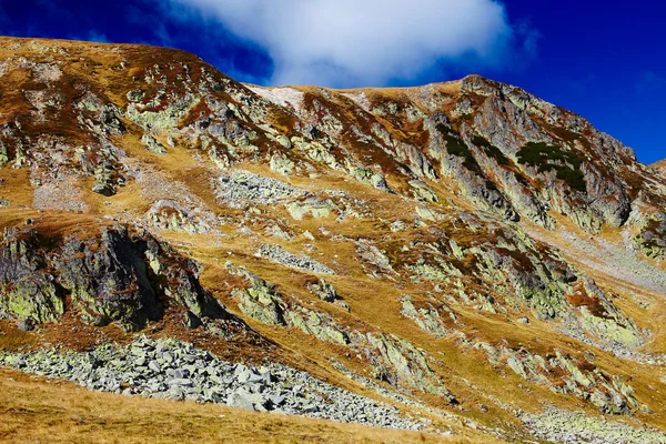 Landskap med iezer toppen av parang bergen i Rumänien — Stockfoto