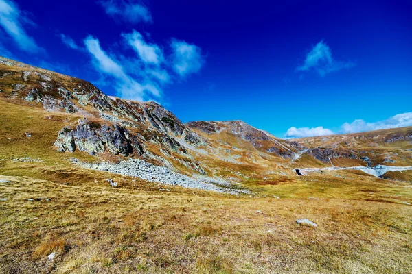 Пейзаж с вершиной Иезер гор Паран в Румынии — стоковое фото