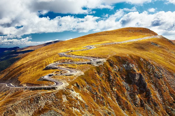 Transalpina weg oversteken van de bergen — Stockfoto