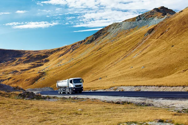 Camión en un camino a través de las montañas — Foto de Stock