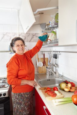 Mutfakta kıdemli bir kadın var.