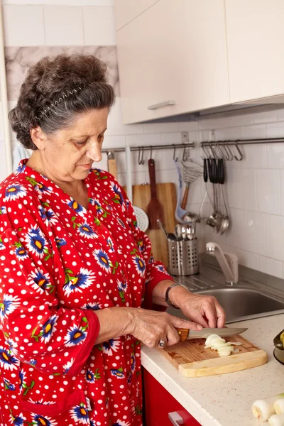 Senior femme dans la cuisine — Photo