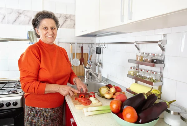 Пожилая женщина на кухне — стоковое фото